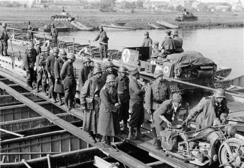 กองทัพนาซีเยอรมันบุกฝรั่งเศสเริ่มข้ามแม่น้ำเมิซ