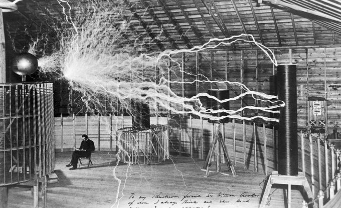 นิโคลา เทสลา (Nikola Tesla) คิดค้นวิธีการส่งไฟฟ้ากระแสสลับ หรือ AC