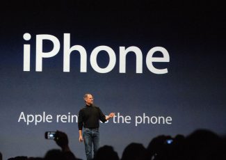 สตีฟ จอบส์ผู้ก่อตั้งบริษัท Apple steve-jobs-presents-iphone